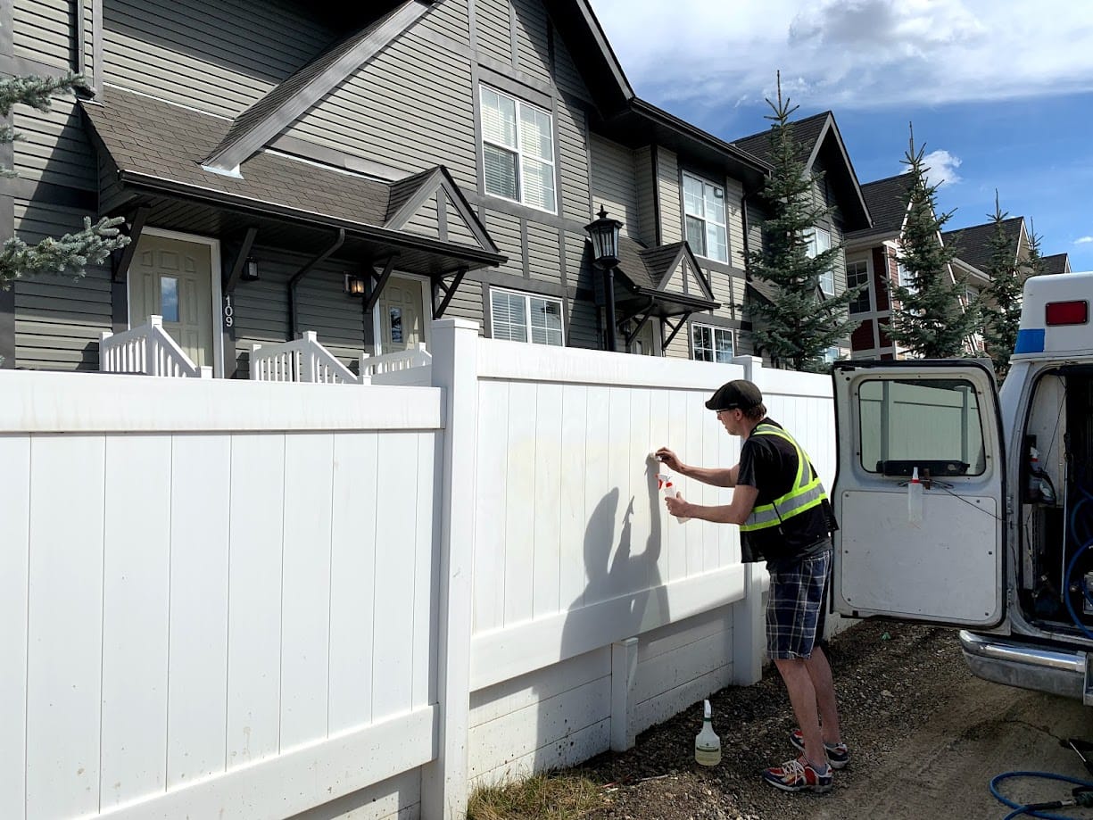 Graffiti removed from vinyl fence Calgary