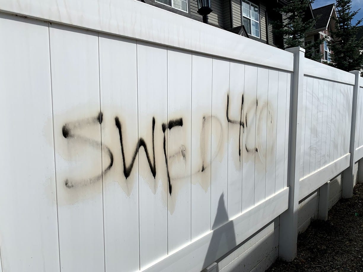 Graffiti removed from vinyl fence Calgary